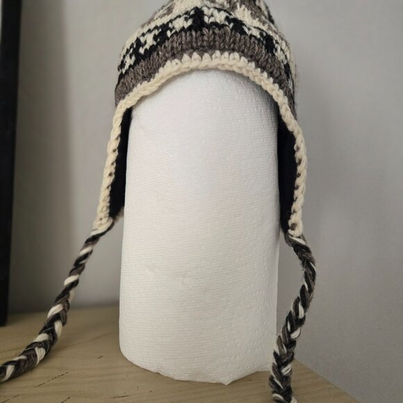 Made in Nepal wool knitted tie bonnet - Picture 8 of 8